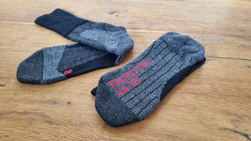 Socken liegen auf dem Boden, Detail Bund. 