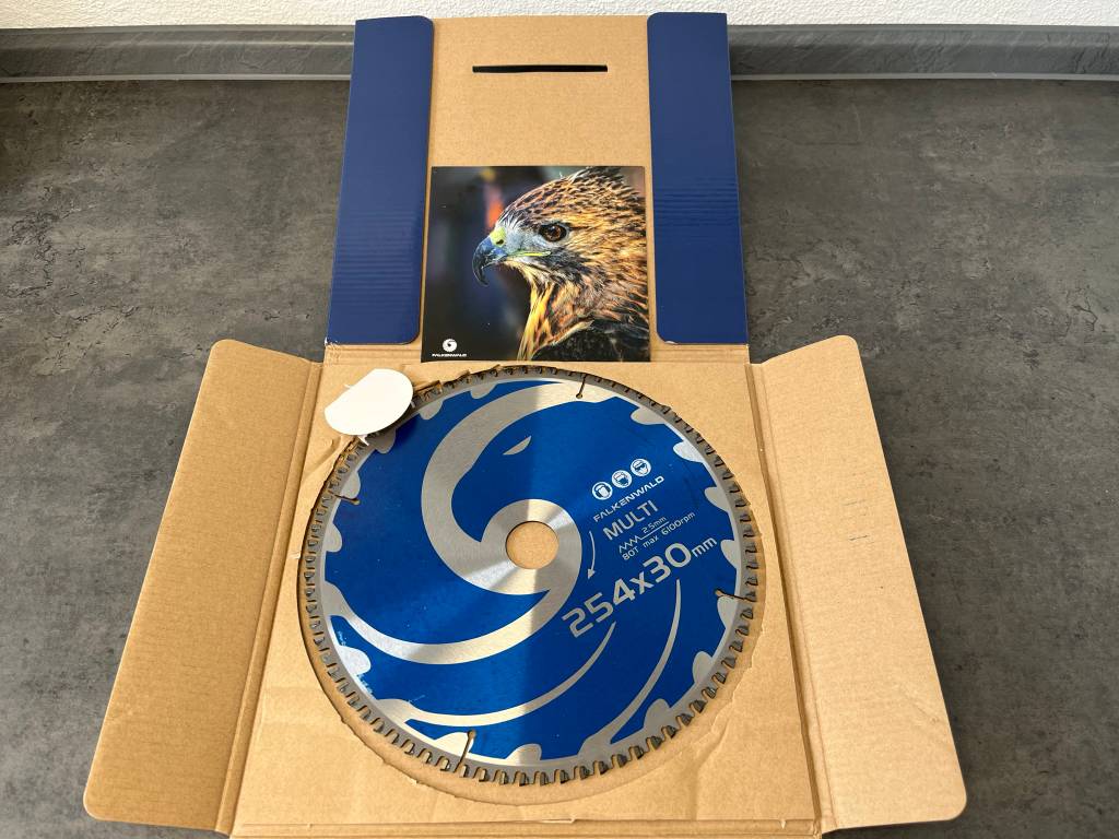 Kreissägenblatt im aufgeklappten Karton.