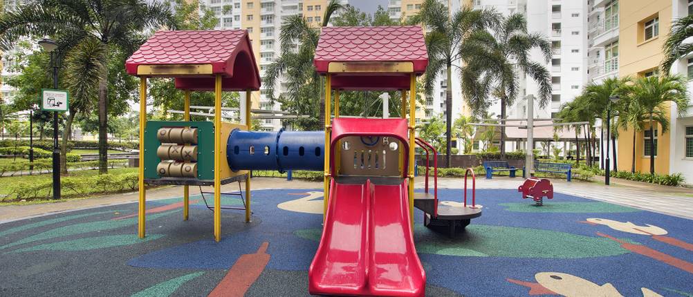 Fallschutzmatten auf einem öffentlichen Spielplatz: Auch ein Spielturm kann mit Fallschutzmatten sicherer gemacht werden. Eine Fallschutzmatte lohnt sich!