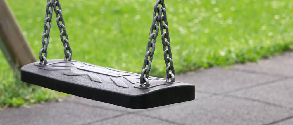 Fallschutzmatten im Test: Eine Fallschutzmatte unter einer Schaukel
