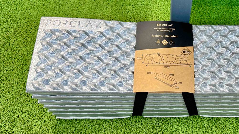 Faltbare Isomatte im Test: Nahaufnahme des Labels auf der Matte.