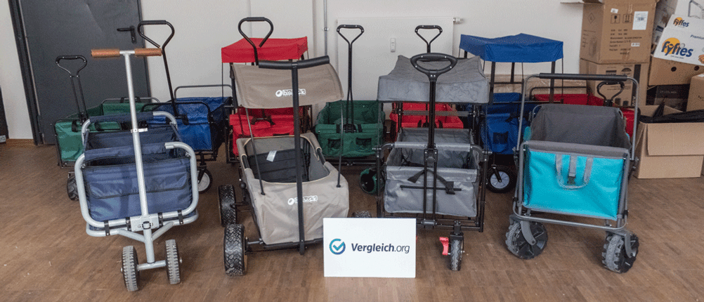 Faltbarer-Bollerwagen-Test: viele verschiedene Bollerwagen stehen in einem Raum.