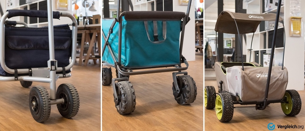 3 faltbare Bollerwagen aufgeklappt in einem Raum