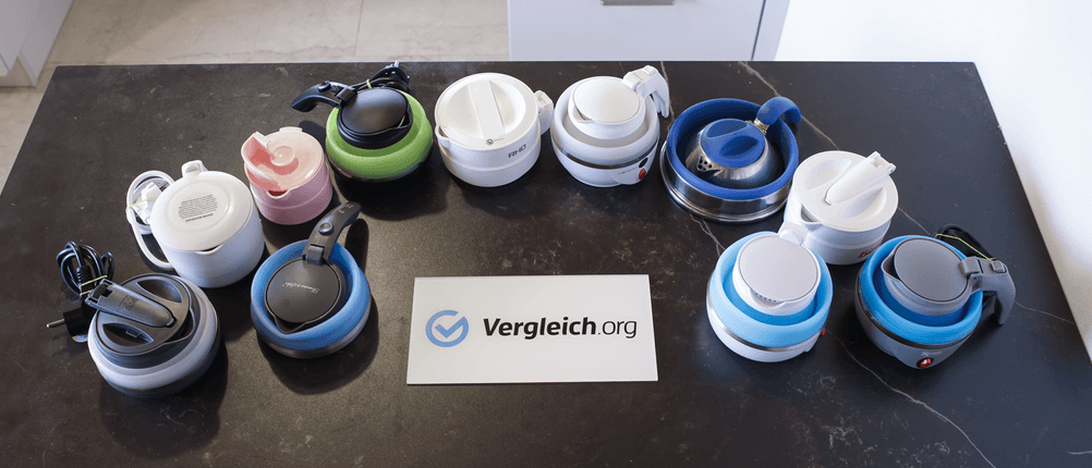 Faltbarer-Wasserkocher-Test: Die getesteten Wasserkocher stehen auf einem Tisch.