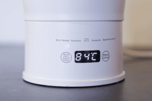 Test der faltbaren Wasserkocher: Auf dem Display eines Wasserkochers ist die aktuelle Temperatur des Wassers zu erkennen.