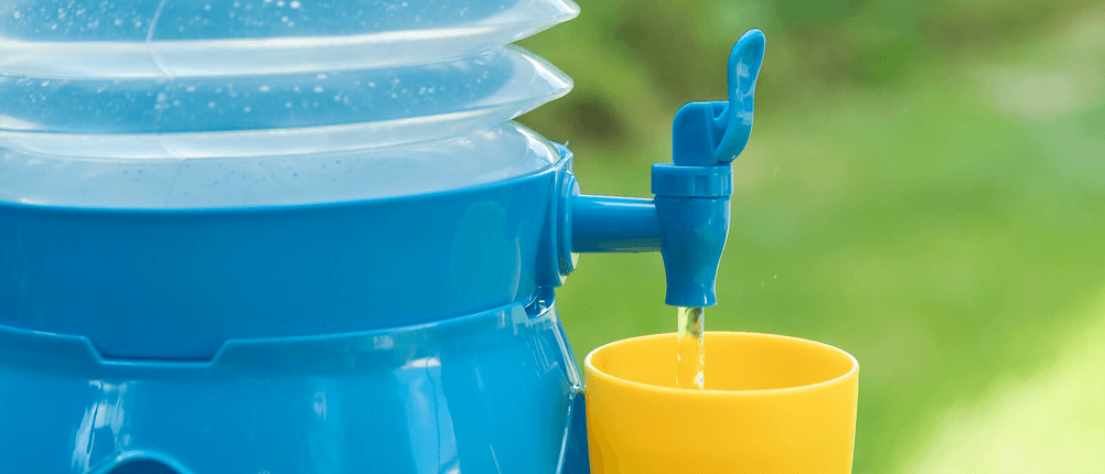 Test unterschiedlicher Faltkanister: Unter dem Wasserspender von Pearl steht ein Becher, in welchen Wasser läuft.