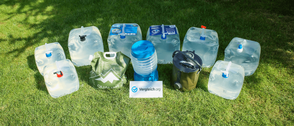 Faltkanister-Test: Die getesteten Wasserkanister stehen nebeneinander auf einer Rasenfläche.