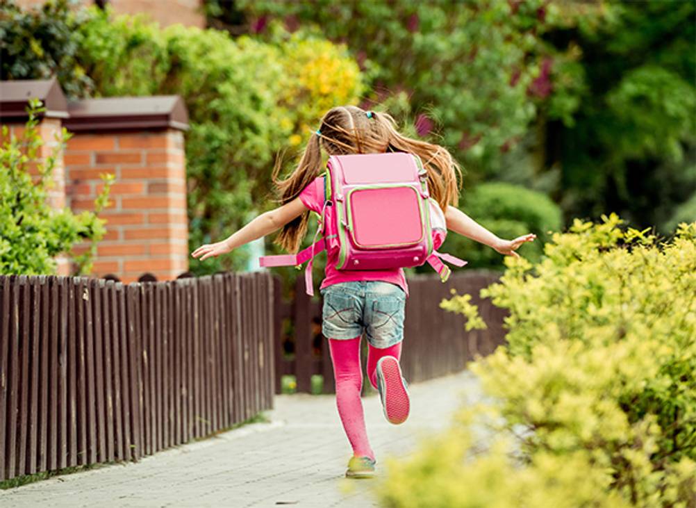 Familando-Schulranzen im Test: Ein Mädchen mit rosa Schulranzen