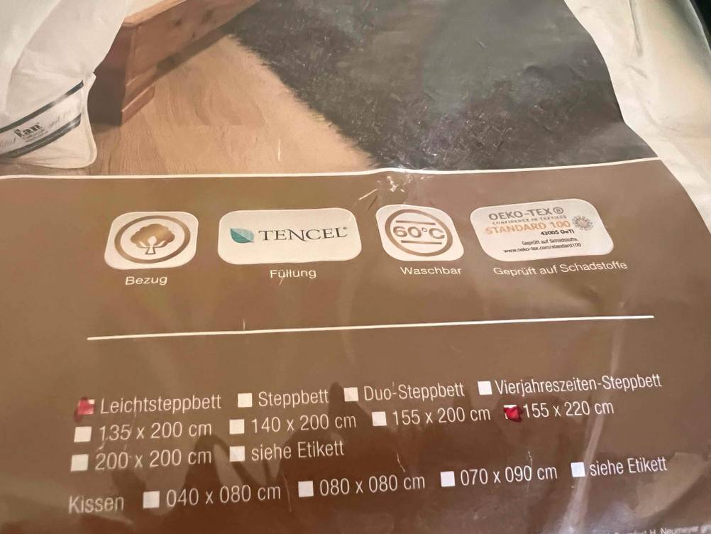 Getestet: Detailaufnahme des Labels der Originalverpackung einer Bettdecke in 155x220 cm.