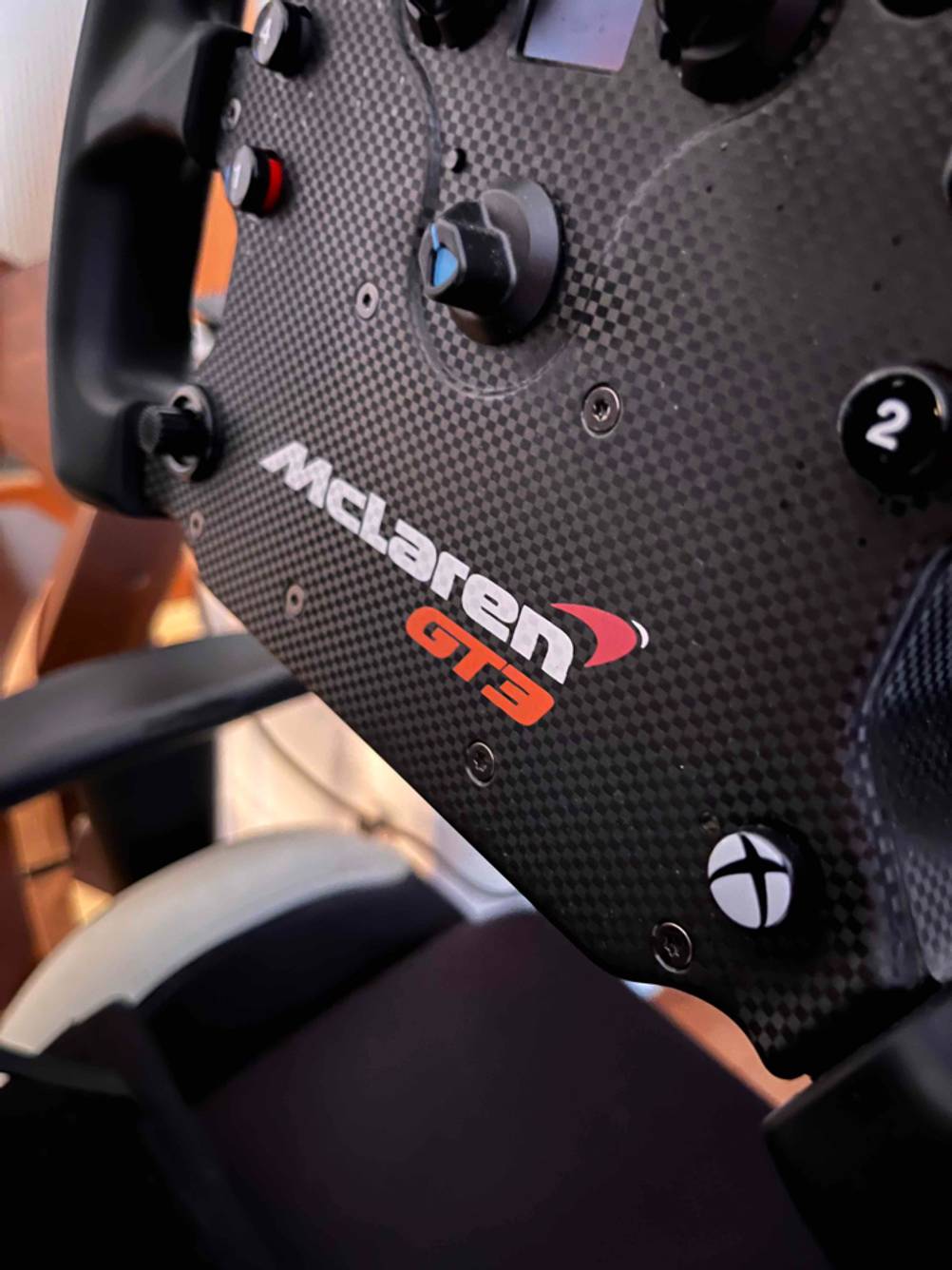 Im Test: Detailaufnahme des Logos auf einem PC-Lenkrad.