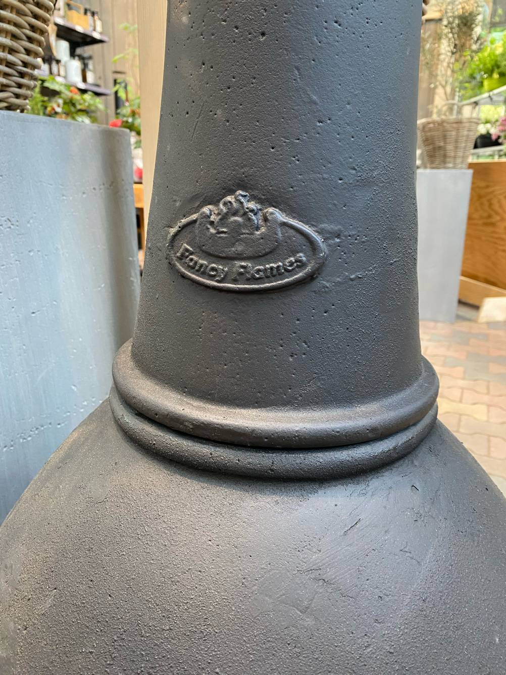 Terrassenofen im Test: Auf dem oberen Teil ist das Logo des Herstellers eingraviert.