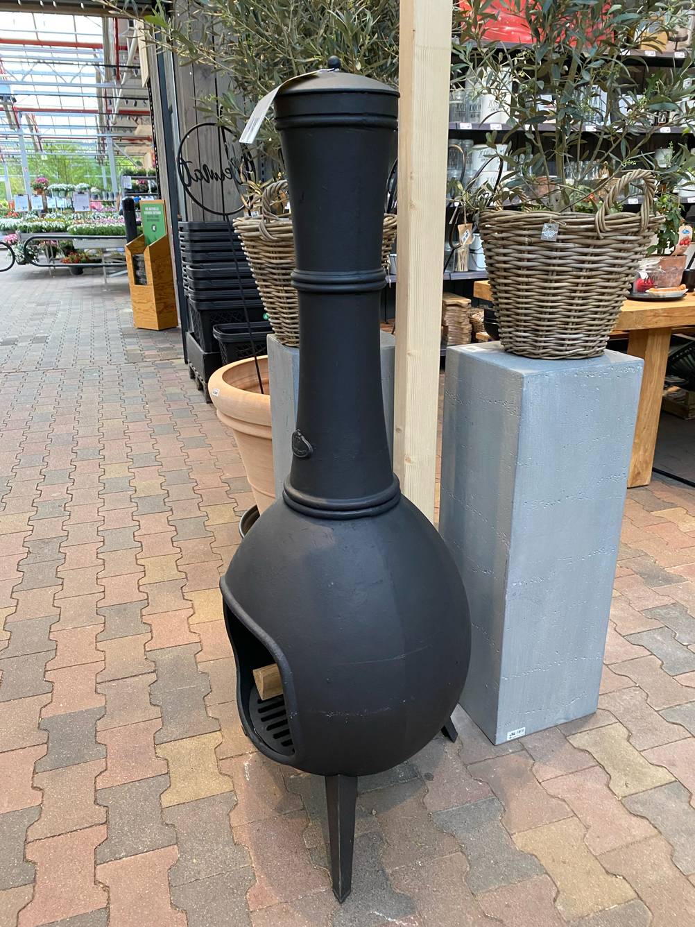 Ein Terrassenofen steht zum testen in einem großen gepflasterten Freibereich.