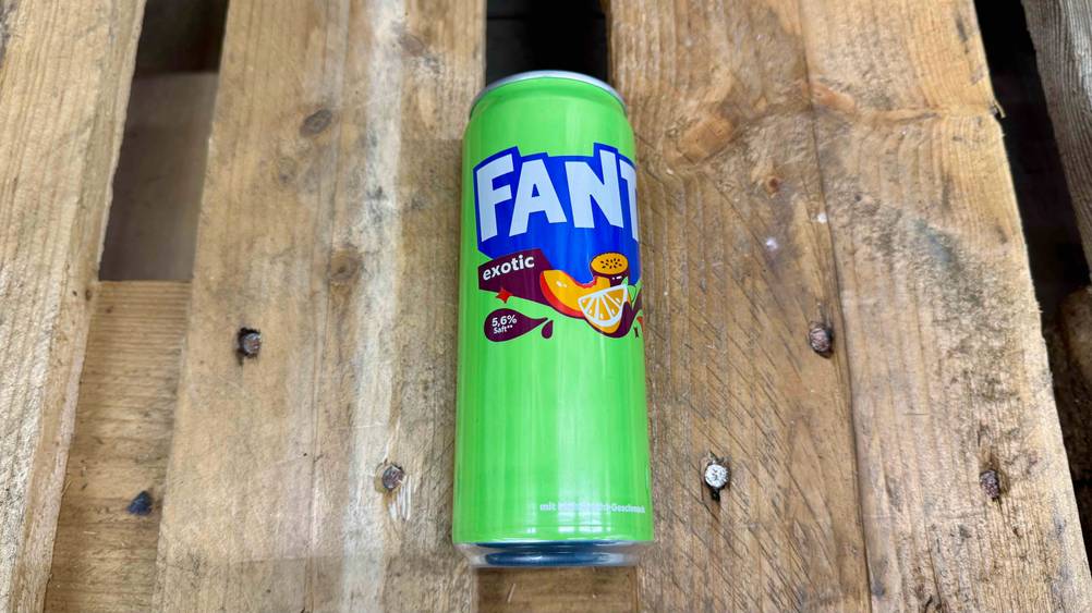 Eine Dose der getesteten Fanta auf einer Holzpalette.