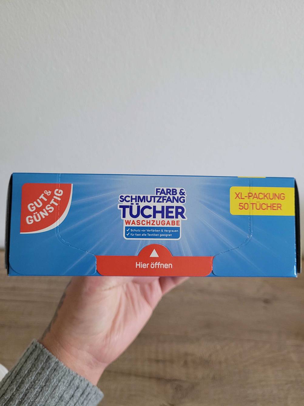 Im Test: Vorderansicht einer Originalverpackung Farbfangtücher mit Informationen von einer Hand gehalten.
