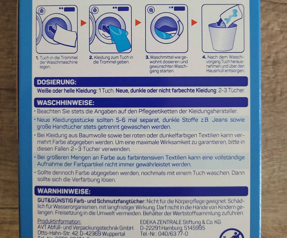 Nahaufnahme der Rückseite der Originalverapackung der getesteten Farbfangtücher mit Informationen.