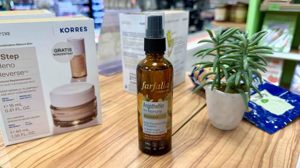 Im Test: Ein Raumspray mit dem Duft Angsthelfer steht neben einem Blumentopf.