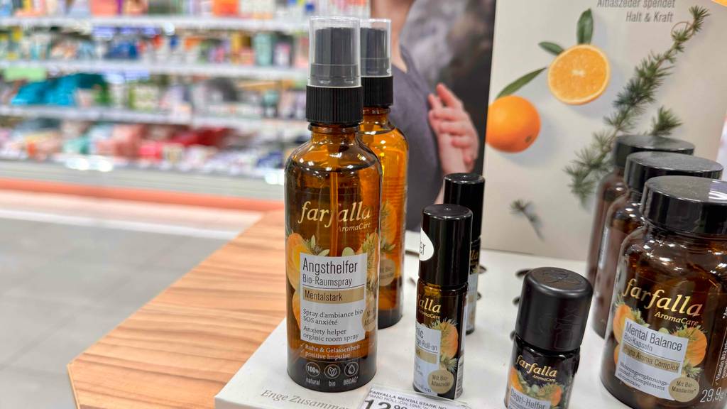 Im Test: Vor mehreren Behältern mit Raumspray liegen Preisschilder.