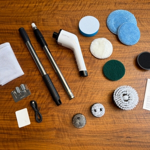 Der Lieferumfang der elektrischen Fari-Reinigungsbürste ‎ANS-8050 liegt auf einem Tisch