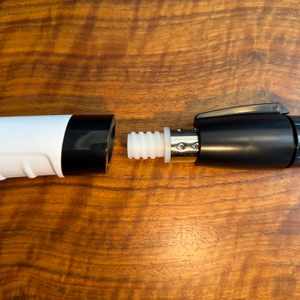 Der Griff der elektrischen Fari-Reinigungsbürste ‎ANS-8050 wird zusammengeschraubt