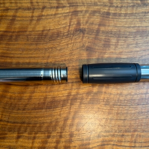 Ein Teil vom Griff der elektrischen Fari-Reinigungsbürste ‎ANS-8050 wird zusammengeschraubt