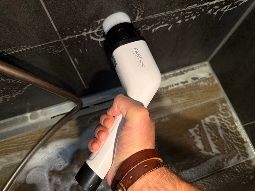 Mit der elektrischen Fari-Reinigungsbürste ‎ANS-8050 wird eine Fliese gereinigt