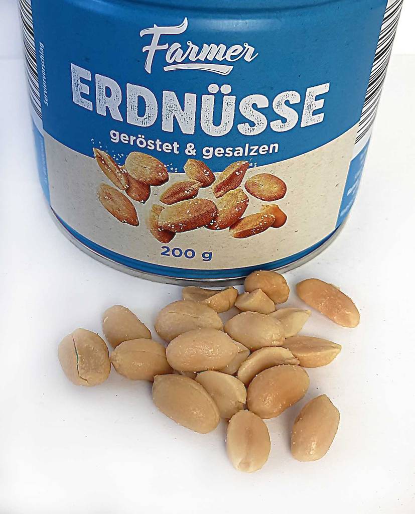 Im Test: gesalzene Erdnüsse liegen vor einer Dose von Farmer.