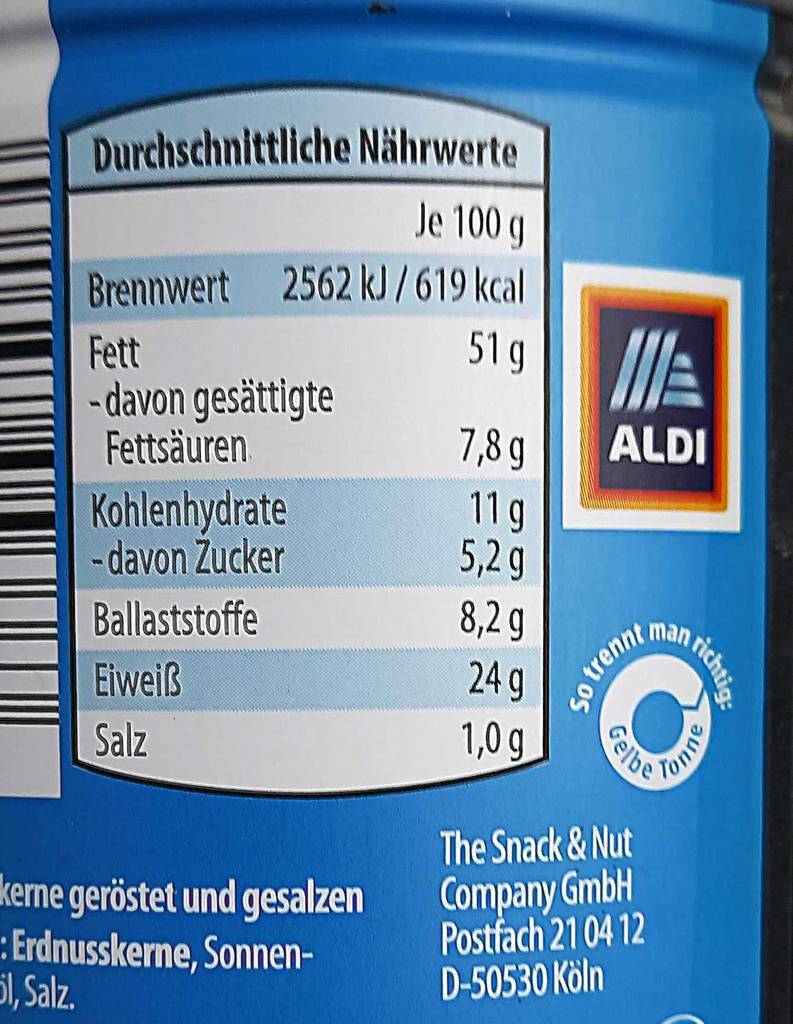 Gesalzene Erdnüsse im Test: Nahaufnahme der Nährwertebeschreibung auf einer Dose von Aldi.