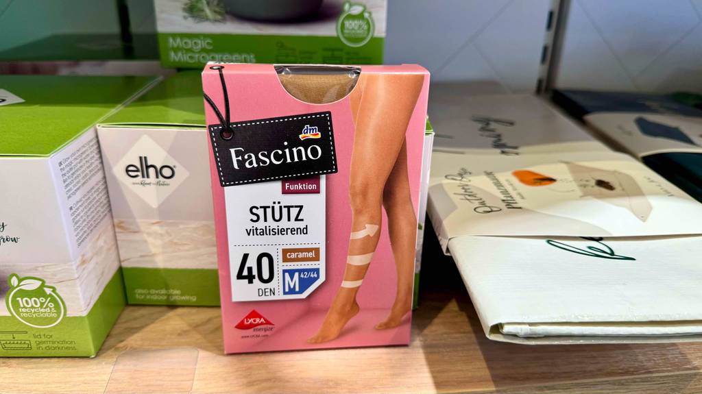 Im Test: Eine Packung Stützstrumpfhose steht vor anderen Produkten.