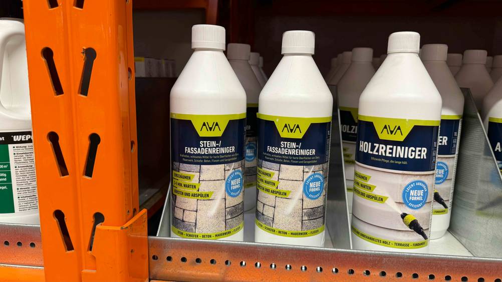 Getestet: Mehrere Flaschen Fassadenreiniger nebeneinander mit anderen Produkten im Regal.