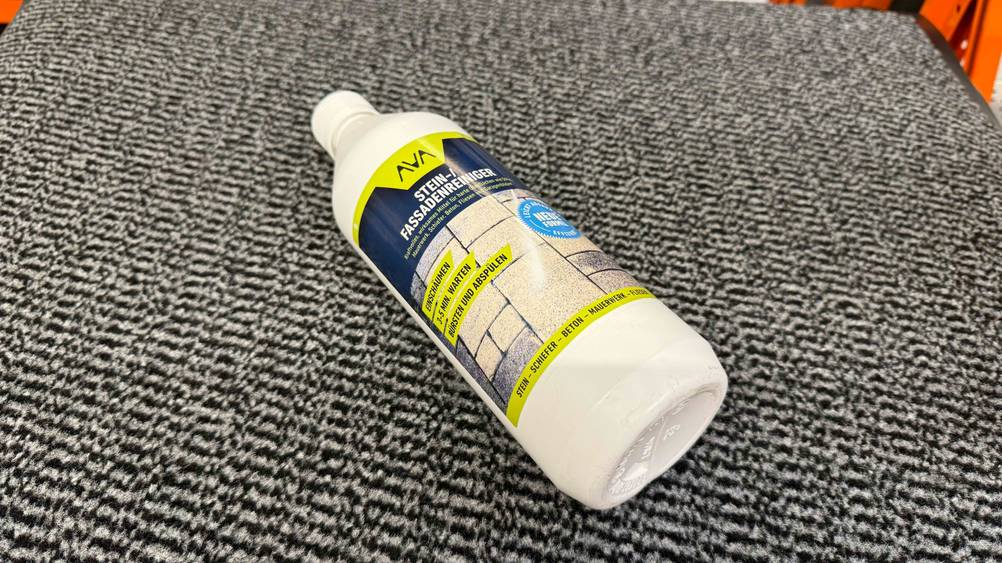 Fassadenreiniger im Test: Der Boden einer Flasche Fassadenreiniger im Fokus.