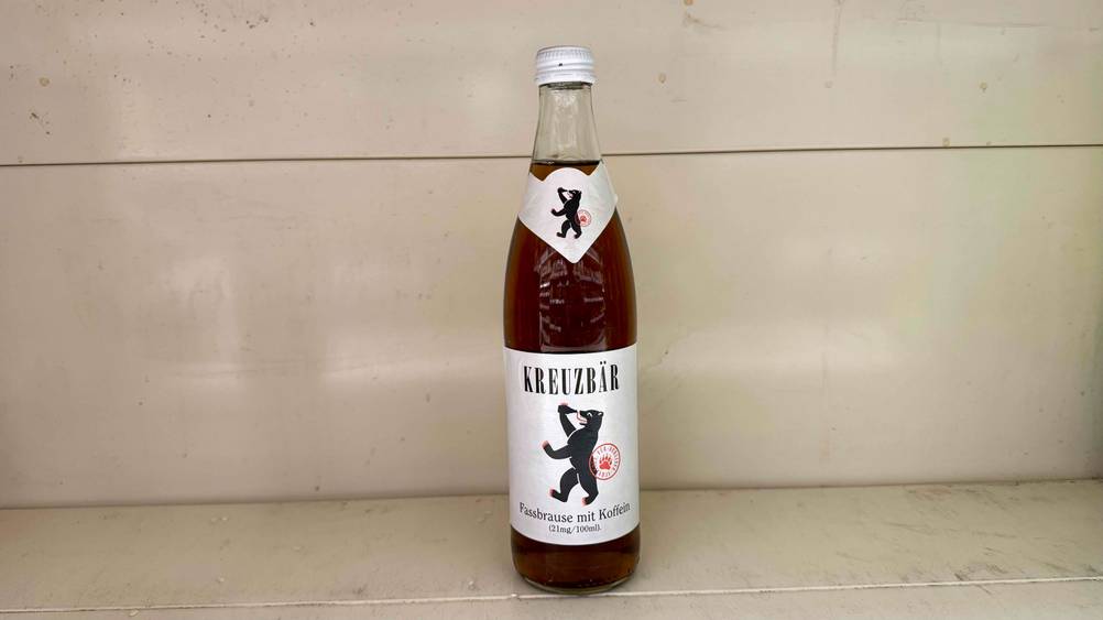 Fassbrause im Test: Eine Flasche vor einer hellen Wand stehend.