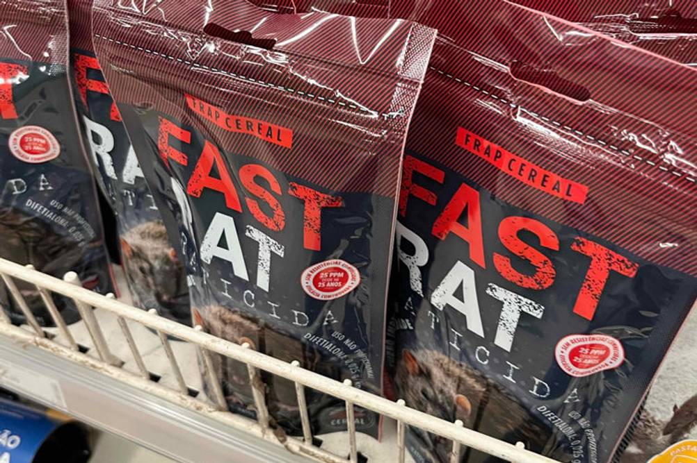 Mehrere Plastikbeutel mit getestetem Rattengift der Marke Fastrat im Kaufregal.
