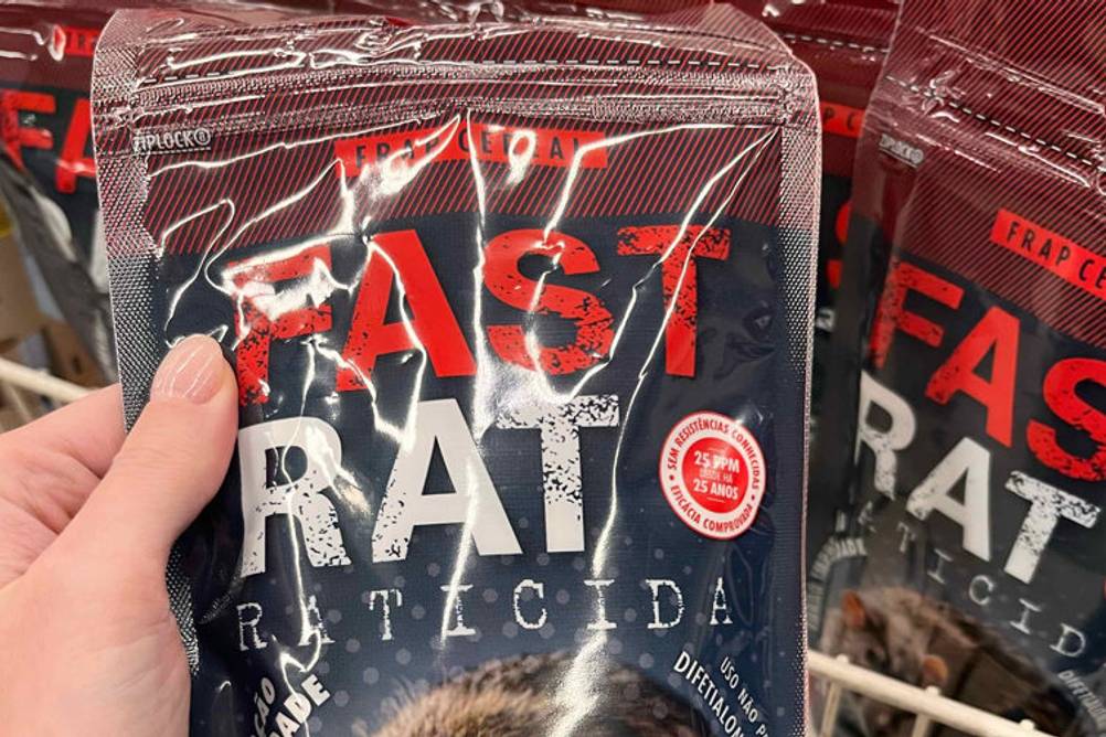 150-g-Packung eines getesteten Rattengifts von Fastrat in einer Hand.