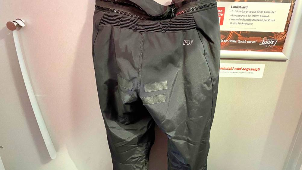 Motorradhose für Damen im Test: Hose hat ein graues Design.