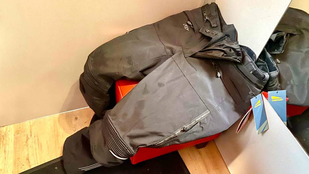 Motorradhose für Damen getestet: Hose liegt auf einem orangen Untergrund.