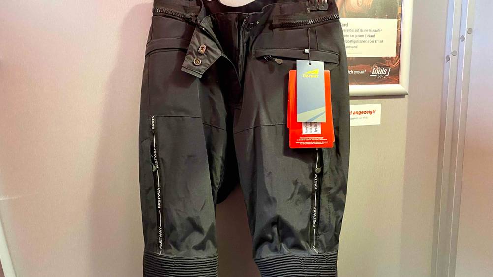 Motorradhose für Damen getestet: An der Hose hängt ein Preisschild.