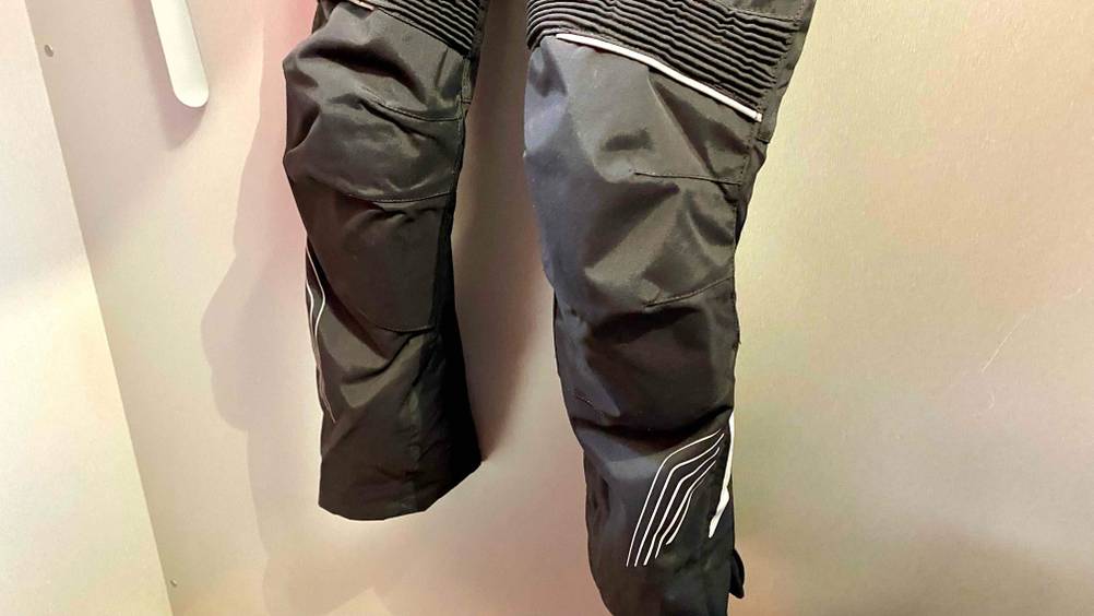 Motorradhose für Damen getestet: Hosenbeine sind im Detail zu sehen.