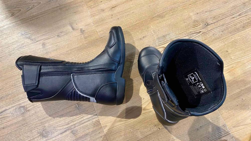 Getestet: Zwei Motorradstiefel einer liegend einer stehend von oben.