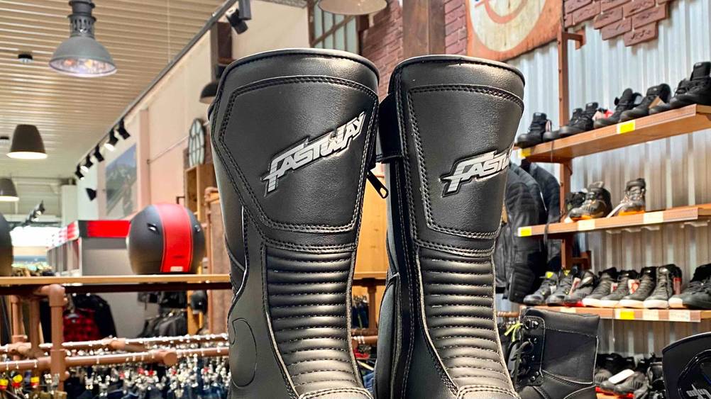 Im Test: Nahaufnahme des Logos auf dem Stiefelschaft der Motorradstiefel.
