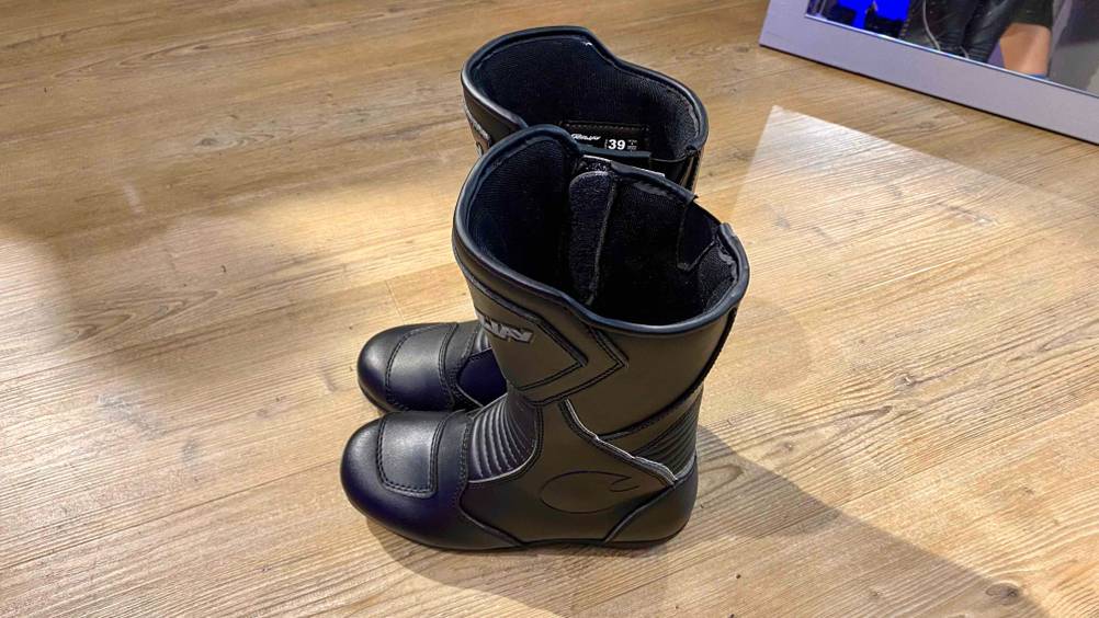 Motorradstiefel-Test: Ein Paar von schräg oben mit Fokus auf den Stiefelschaft.