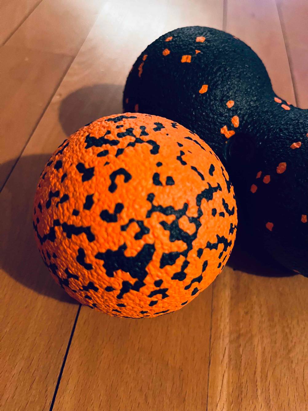 Faszienball-Test: Nahaufnahme eines orangenen Balls.