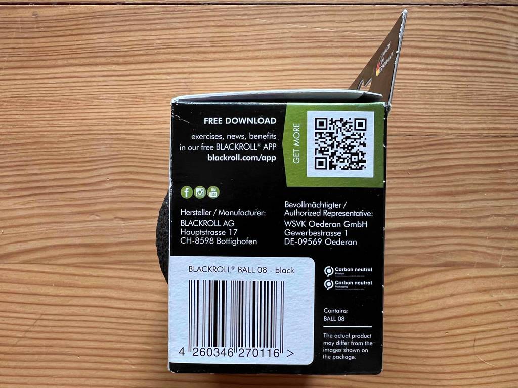 Faszienball-Test: Seitenansicht der Originalverpackung des getesteten Faszienballs auf einer Holzfläche.