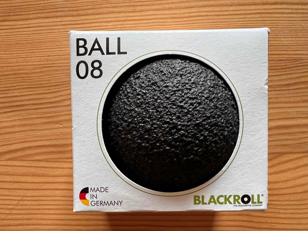 Faszienball-Test: Ein Ball in seiner Originalverpackung auf einer Holzfläche.
