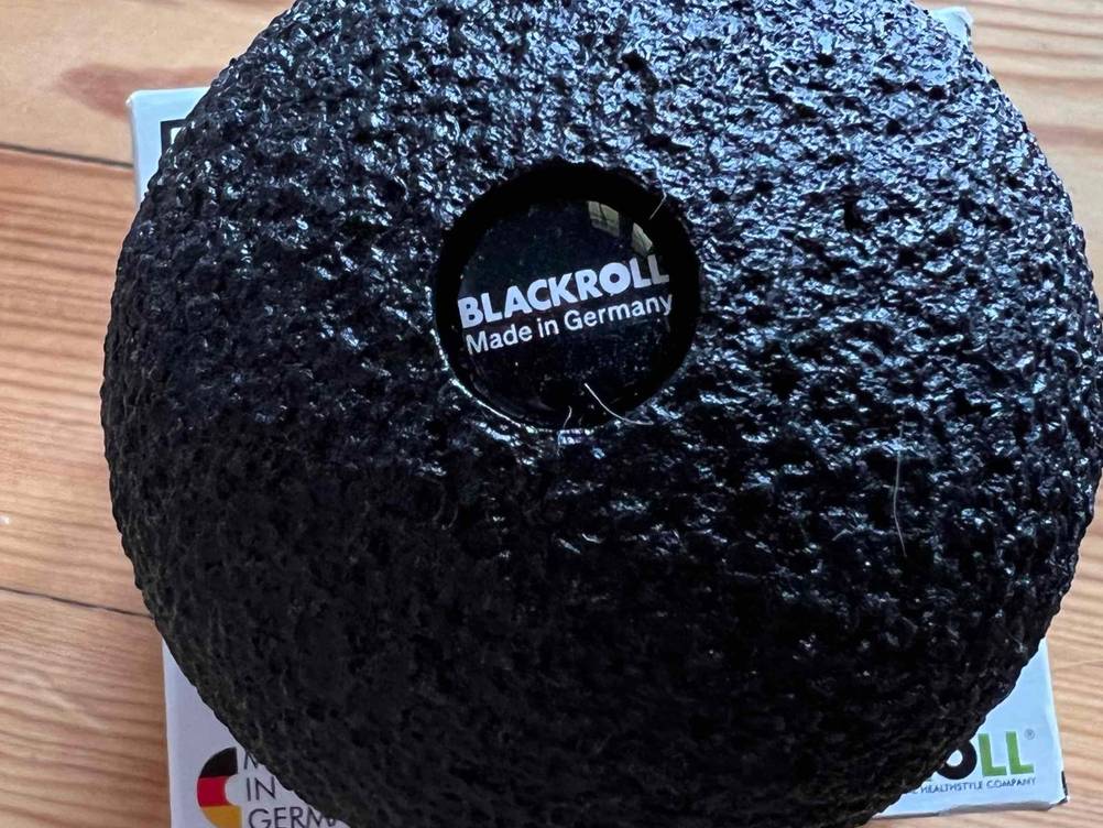 Faszienrolle getestet: Nahaufnahme eines Blackroll-Ball.