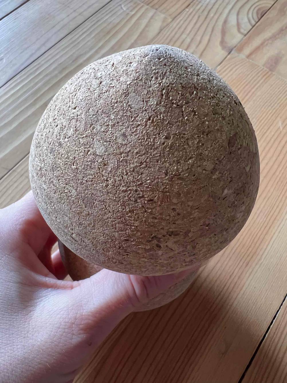 Nahaufnahme der Strucktur des Materials einer Faszienrolle im Test.