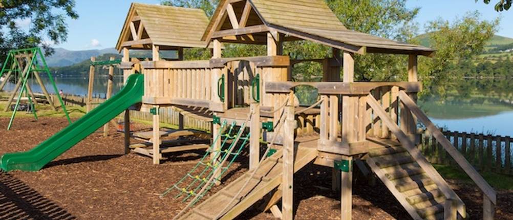Fatmoose-Spielturm-Test: Ein Spielturm mit Rutsche und verschiedenen Spielgeräten aus Holz.