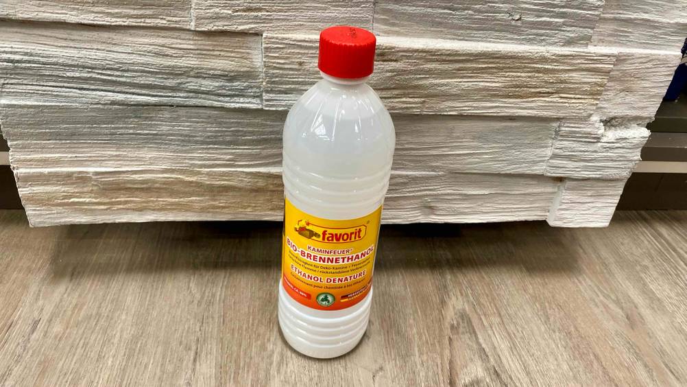 Im Test: Eine Flasche Bioethanol mit Fokus auf den Deckel.
