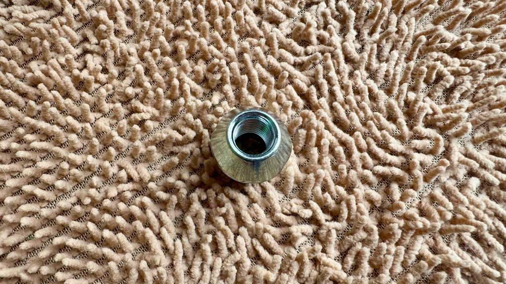 Blick von oben in eine getestete Radmutter.