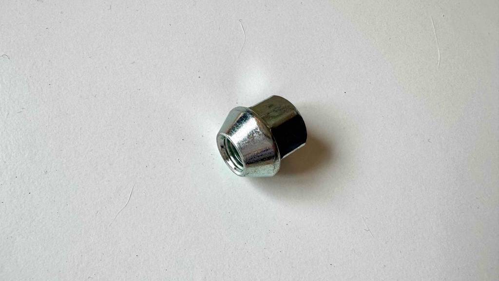 Seitenansicht von oben einer getesteten Radmutter.