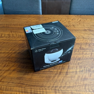 Der Karton vom Febotak-Aurora-Projektor L03 steht auf einem Tisch.